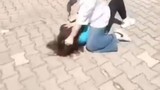 Ortaokullu kızların saç saça baş başa kavgasında kıyamet koptu