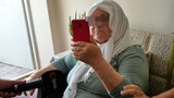 80 yaşındaki Fahriye nine telefon dolandırıcılarını aradıklarına pişman etti!