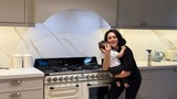 Türkiye'yi terk eden Ezgi Mola'nın evi işgalciler tarafından ele geçirildi!