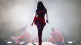 Hadise cesur kostümleri ve şovlarını eleştirenlere resti çekti