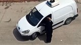 Genç kadına sokak ortasında kahvaltıyı geç hazırladın şiddeti