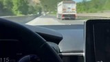 Otoyolda akılalmaz görüntüler: 120 Km hızla gitmesine rağmen TIR'ı yakalayamadı!