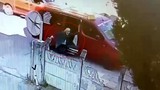 Yaşlı kadın minibüs şoförünün kurbanı oldu: Korkunç kaza kamerada