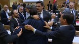 AK Partililer ile CHP'liler birbirine girdi; Büyükşehir Meclisi'nde ortalık bir anda karıştı!