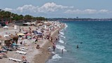 Tatil cennetinde güneşi gören denize koştu