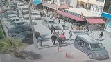 Bir genç kadını herkesin gözü yerde sürükleyip önünde kaçırmaya çalıştılar!
