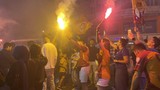 Şampiyonluğu kutlarken bebeklerini yolun ortasında unuttular