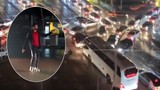Elektrikler kesildi, trafik ışıkları söndü, sürücülerin imdadına o yetişti...