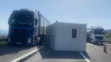 4 TIR birbirine girdi; yol trafiğe kapandı