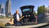 Altında lüks araç, elinde beyzbol sopası... Trafik teröristi kamerada!