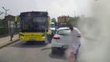 İstanbul'da eli bıçaklı trafik eşkıyasına yangın tüpü müdahale kamerada