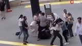 AVM önünde kadınların saçsaça başbaşa kavgasında kıyamet koptu!