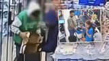 Çocuk değil şehir eşkiyası! Pazar arabasıyla market soygunu kamerada