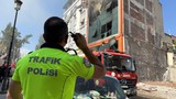 Yangında can pazarı: 2 kişi kendini camdan aşağı attı