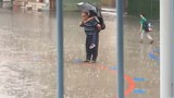Bardaktan boşalırcasına yağan sağanak yağışın altında İstiklal Marşı'na eşlik ettiler!