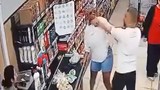 Kasa sırasında bir anneye kızının yanında ''sıra'' saldırısı... Görüntüler infial yarattı!