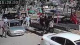 Çocuk parkında bir kadına çocuklarının gözü önünde saldırı!