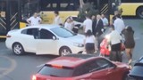 İstanbul'da kadın sürücülerin tekme tokat park yeri kavgası kamerada