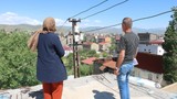 Komedi filmi değil, gerçek... Bu elektrik direğinin bir ailenin başına açmadığı iş kalmadı!