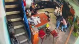 Esnaf esnafın dükkanını basıp çekiçle saldırdı!