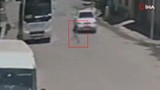 Küçücük çocuğa çarpıp yoluna devam etti: Minik çocuk metrelerce savruldu!