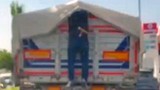 Trafikte kırmızı ışıkta akılalmaz hırsızlık anı saniye saniye kamerada!