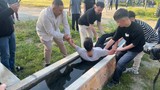 Bayram namazına gitmeyenlerin evlerini tek tek basıp hepsini buz gibi suya attılar!
