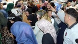 Yüzde 50 indirimi duyan koşunca vatandaş birbirini ezdi!