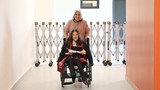 İlkokul ve ortaokula annesinin sırtında gitmişti... Engelli Tuana başardı!