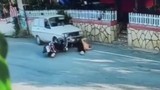 Alkollü sürücü otomobille motosikletlinin üzerinden geçip gitti!
