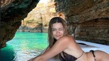 Tatile reklam molası! Afra Saraçoğlu kumsalda sere serpe...