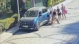 Bu nasıl anne! Çocuğu yaka paça araca bindirip kaçırdılar