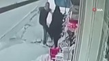 Yine boşanma aşamasında bir cani: İstanbul'da sokak ortasında kadına şiddet kamerada!