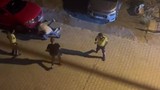 Komşular arasındaki gürültü tartışması savaşa dönüştü: Silahlar, bıçaklar, briketler...
