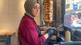 Türkiye'nin ''en asık suratlı'' kadın esnafına müşteri akını!