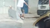 İstanbul'da güpegündüz hayırsız evlat dehşeti! Çevredekiler müdahale edeceklerine videoya çekti!