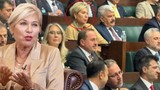 AK Parti'nin grup toplantısına katılan ünlü iş kadını isyan etti: ''Öküz altında buzağı arıyorlar''