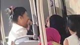 Belediye otobüsünde saç saça baş başa kavga! Tesettürlü kadına çirkin sözler