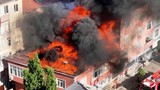 İstanbul'da yürekleri ağza getiren yangın: Alevler yan binaya sıçradı