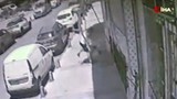 İstanbul'da engelli çocuğa sokak ortasında şiddet kamerada!