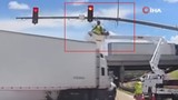 TIR, trafik ışıkları için sepetli vinç üzerinde çalışan işçiye çarptı