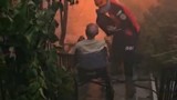 İzmir'de yangınıda mahsur kalan yaşlı vatandaş böyle kurtarıldı