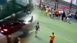 Halı sahada başlayan kavga dışarı taştı: Otomobille ezmeye çalıştılar!