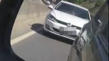 Orman yangınına giden itfaiye araçlarına, çalan sirenlere rağmen yol vermedi!