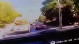 Amerika'dan getirdiği otomobille trafiğe çıkar çıkmaz kaza yaptı