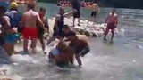 Turizm cennetimizdeki rafting merkezinde küreklerle can yeleği giyme kavgası kamerada