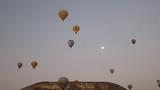 Sıcak hava balonları Türk bayrağı ve şehit Ömer Halisdemir posteri ile havalandı