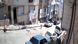 Apartmanın balkonu çöktü, facia kıl payı atlatıldı... O anlar saniye saniye kamerada!