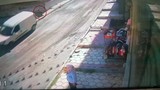 Yokuş aşağı inerken freni patlayan aracın sürücüsü kendini araçtan attı!