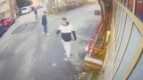 Kuaförde başına çizik atan arkadaşına dehşeti yaşattı